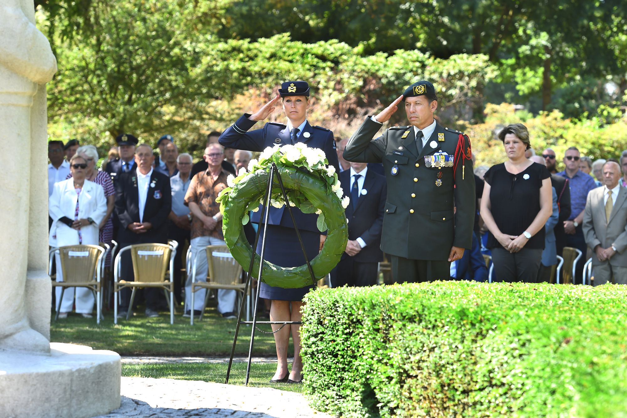 Een foto van Glenn Bloemberg en een andere militair die bij een herdenking staan